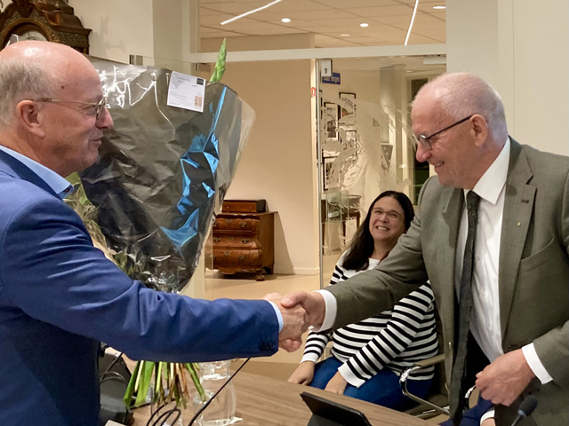 Leo Platschorre overhandigt bloemen aan burgemeester Jan Heijkoop