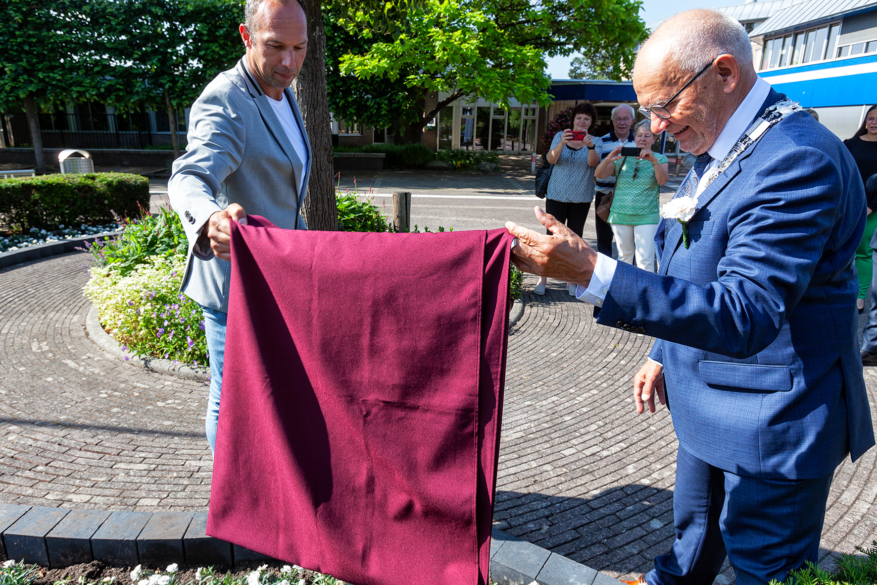 Burgemeester Jan Heijkoop opent Witte Anjer Perkje met voorzitter Veteranencomité John Kluter