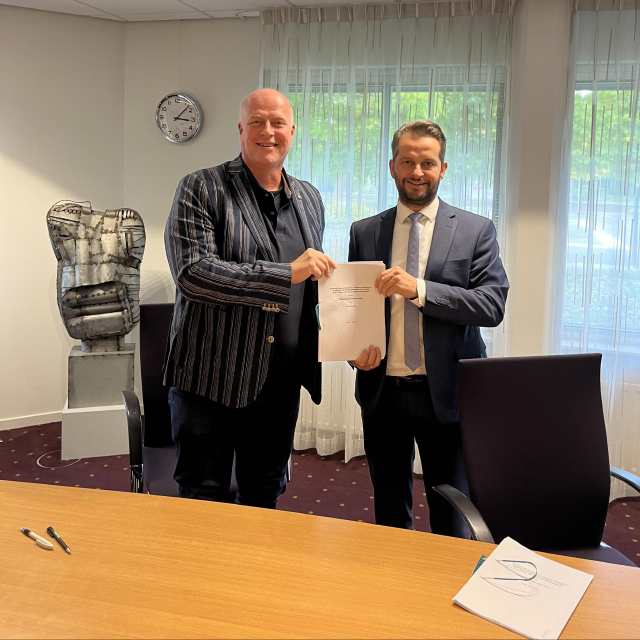 Wethouder André Flach (rechts) en Gert-Jan Brandwijk, directeur ABB, tekenen de samenwerkingsovereenkomst.