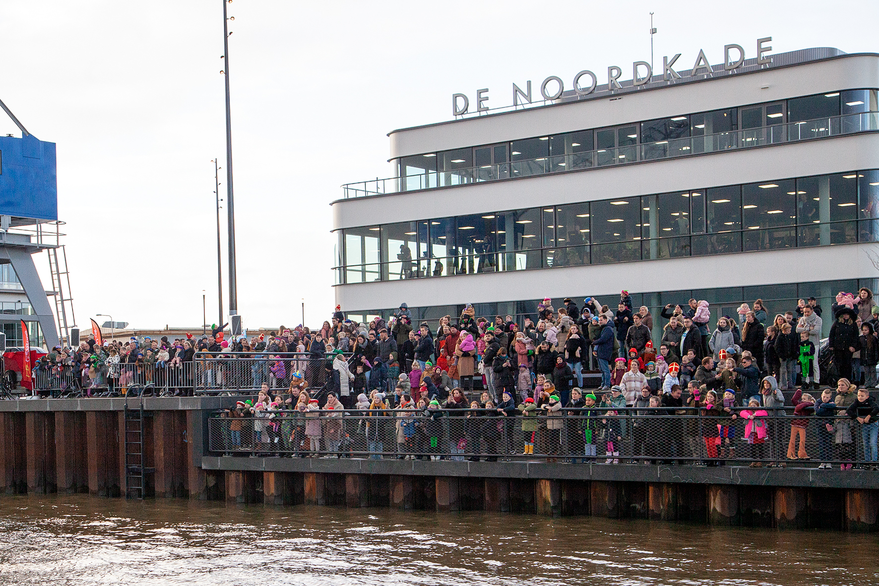 Wachten op de Noordkade... Zou de goede Sint wel komen? foto: Cees van Meerten/FotoExpressie