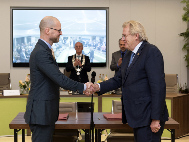 Patrick van der Giessen wordt gefeliciteerd door Commissaris van de Koning Jaap Smit (rechts) foto: Anke Bot