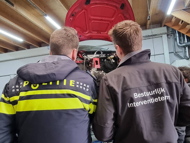 Bestuurlijk interventieteam en politie in actie