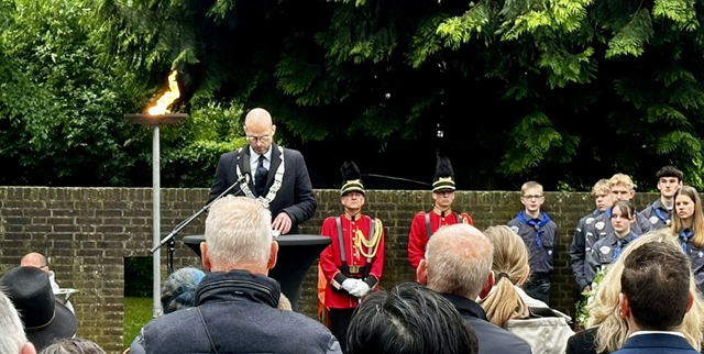 4 mei 2024 - burgemeester spreekt aanwezigen toe