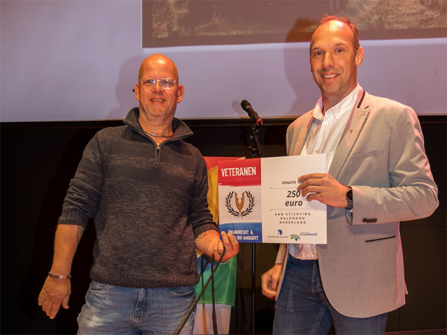 Veteranendag - cheque voor Stichting Hulphond Nederland