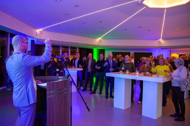 Burgemeester heft het glas
