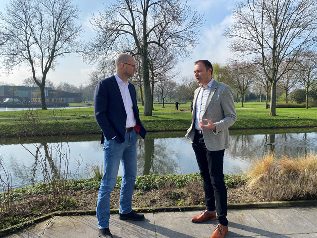 Burgemeester Patrick van der Giessen en VAO-voorzitter Gert de Jong spreken over vrijwilligerswerk