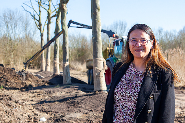 Wethouder Jauharina Oelfke-ten Seldam bij de verplaatste bomen