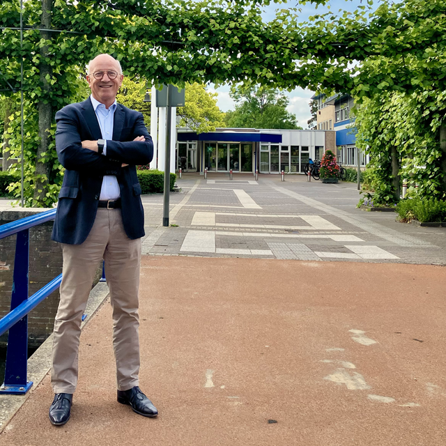 Wethouder Financiën Leo Platschorre voor het Gemeentehuis