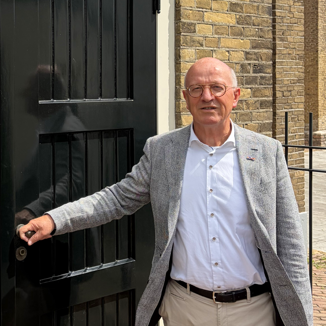 Leo Platschorre bij deur Dorpskerk - foto Gemeente Hendrik-Ido-Ambacht