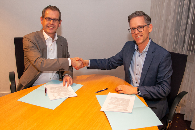 Wethouder Duurzaamheid Ralph Lafleur en HVC-directeur Warmte Marco van Soerland tekenen overeenkomst.voor samenwerking aan warmtenet