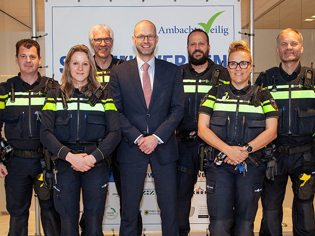 Burgemeester Parick van der Giessen met de Ambachtse wijkagenten