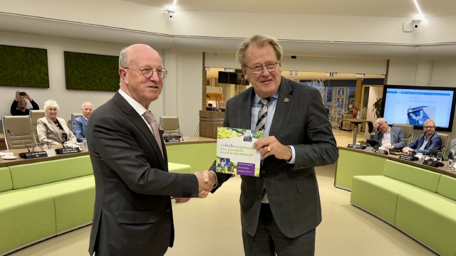 Voorzitter van de vertrouwenscommissie Leo Platschorre overhandigt het 1e exemplaar van de profielschets aan Commissaris van de Koning Jaap Smit