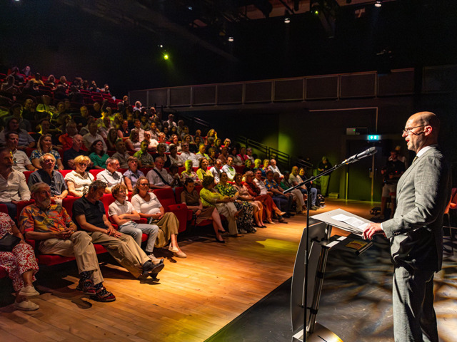 Burgemeester Van der Giessen houdt een toespraak in Cascade - Huis van Ambacht