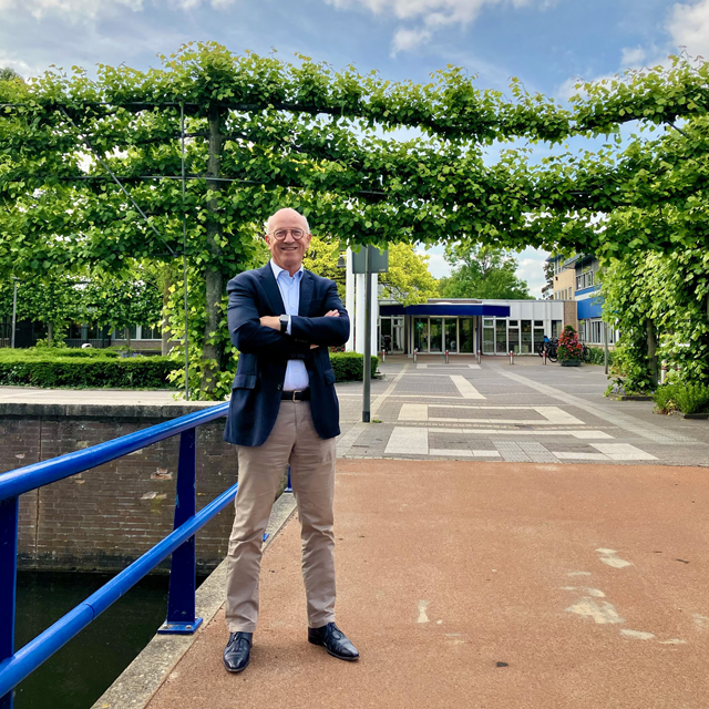 Leo Platschorre voor Gemeentehuis - foto Gemeente Hendrik-Ido-Ambacht