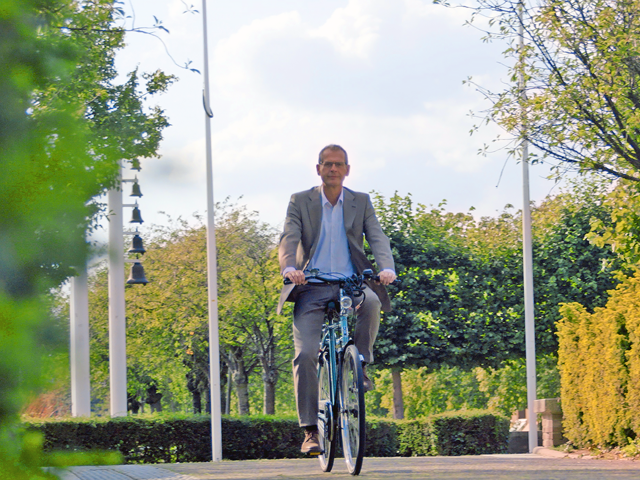 Ralph Lafleur op de fiets voor het Gemeentehuis - 2020