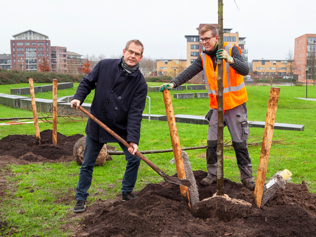 Ralph Lafleur bij planten eerste van de 500 extra bomen - 2019