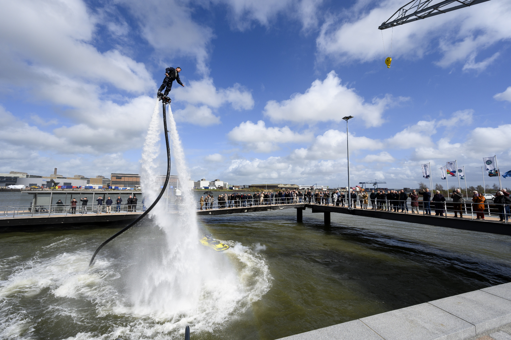 09 Een van de hoogtepunten - flyboarders aan de Noordkade